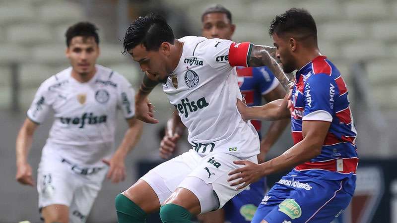Gustavo Gómez do Palmeiras em disputa com Ronald do Fortaleza, durante partida válida pela trigésima quarta rodada do Brasileirão 2021, no Castelão.