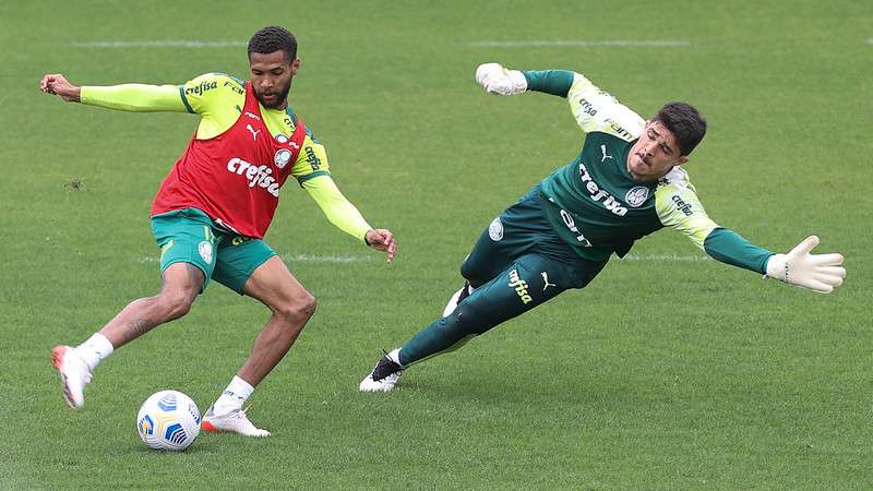 Wesley e o goleiro Vinicius durante atividades técnicas, em treinamento do Palmeiras na Academia de Futebol.