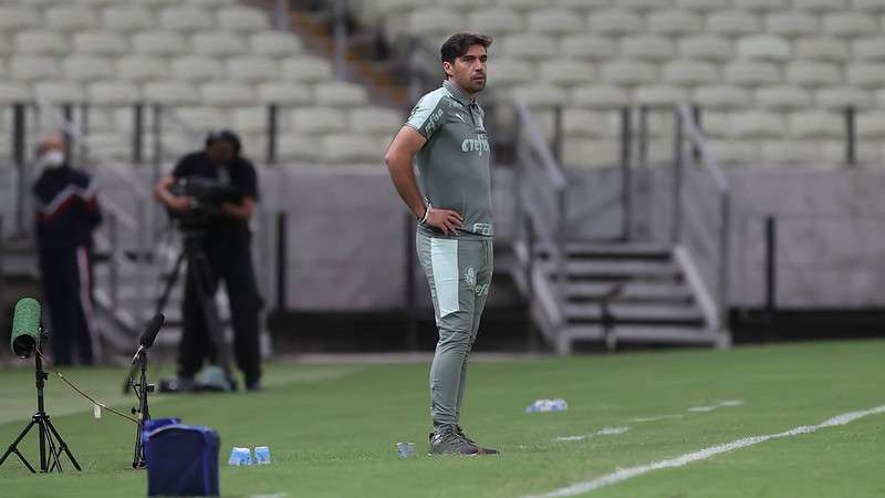 Abel Ferreira em jogo do Palmeiras contra a equipe do Fortaleza, durante partida válida pela trigésima quarta rodada do Brasileirão 2021, no Castelão.