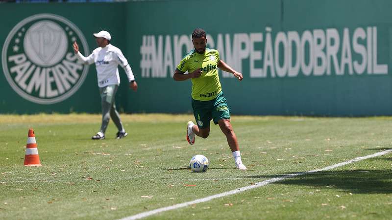 Jorge durante treinos táticos do Palmeiras, comandado por Abel Ferreira, na Academia de Futebol.