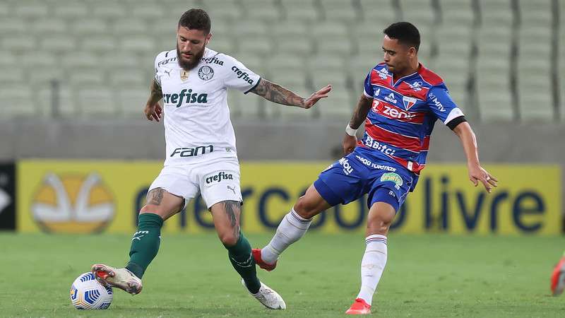 Zé Rafael do Palmeiras em disputa com Yago Pikachu do Fortaleza, durante partida válida pela trigésima quarta rodada do Brasileirão 2021, no Castelão.