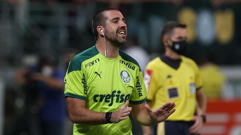 João Martins em jogo do Palmeiras contra o Atlético-MG, durante partida válida pela trigésima quinta rodada do Brasileirão 2021, no Allianz Parque.