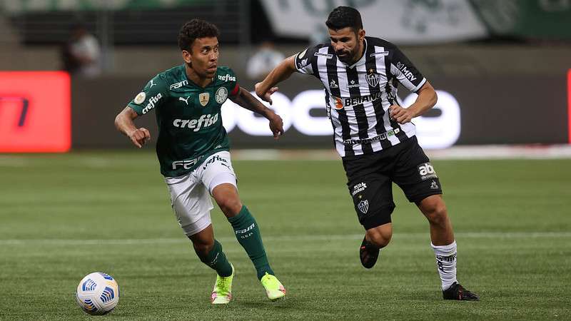 Marcos Rocha do Palmeiras em disputa com Diego Costa do Atlético-MG, durante partida válida pela trigésima quinta rodada do Brasileirão 2021, no Allianz Parque.