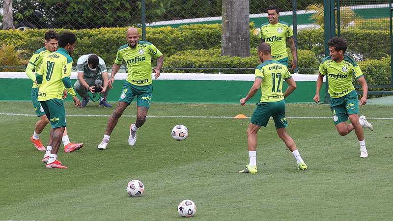 Jogadores do Palmeiras durante treino tático, na Academia de Futebol.