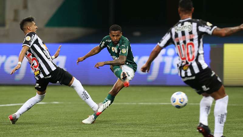 Wesley chuta para marcar seu gol pelo Palmeiras contra o Atlético-MG, durante partida válida pela trigésima quinta rodada do Brasileirão 2021, no Allianz Parque.