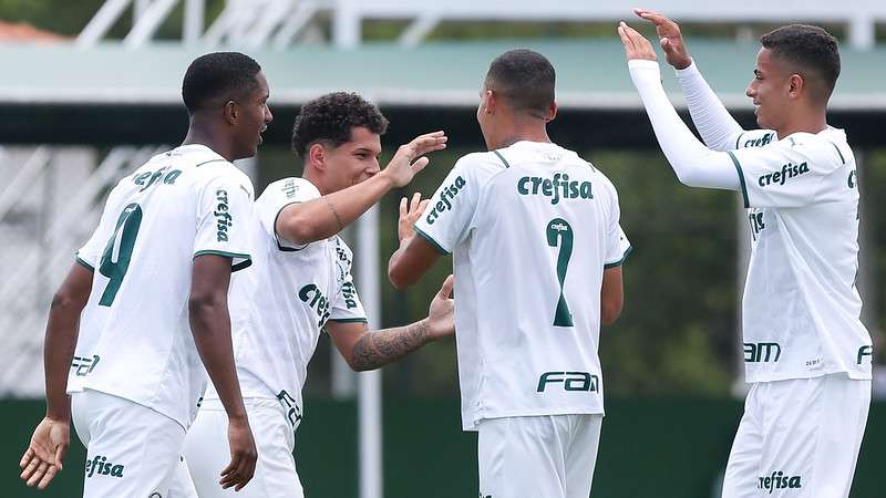 Garotos do Sub-20 do Palmeiras comemoram gol em jogo contra o São Caetano, na segunda partida válida pelas oitavas de final do Campeonato Paulista da categoria, na Academia de Futebol 2, em Guarulhos-SP.