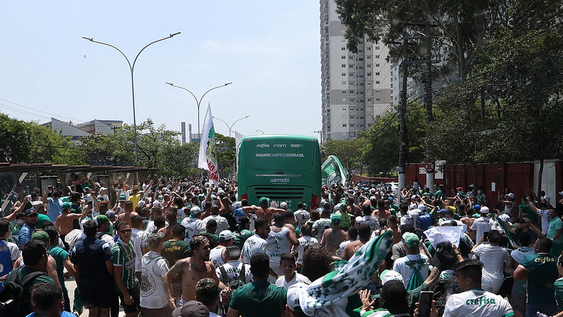 Dudu agradeceu o apoio da torcida, que esteve no embarque do Palmeiras para Montevideo, na Academia de Futebol.