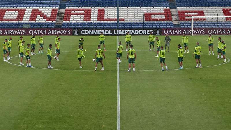 Elenco do Palmeiras realiza atividades táticas durante treinamento no Estádio Gran Parque Central, em Montevidéu, no Uruguai.