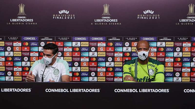 Abel Ferreira e Felipe Melo, durante coletiva de imprensa do Palmeiras no Estádio Centenário, em Montevidéu.