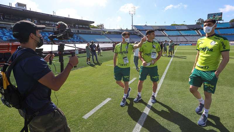 Joaquín Piquerez, Benjamín Kuscevic e Vinicius Silvestre do Palmeiras, durante reconhecimento de campo, no Estádio Centenário, em Montevidéu.