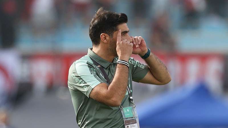 Abel Ferreira em jogo do Palmeiras contra o Flamengo, durante partida final da Libertadores 2021, no Estádio Centenário, em Montevideo.