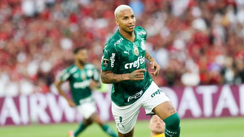 Deyverson comemora seu gol pelo Palmeiras contra o Flamengo, durante partida pela final da Libertadores 2021, no Estádio Centenário, em Montevideo.