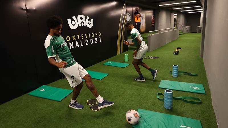 Luiz Adriano e Wesley preparam-se para o jogo do Palmeiras contra o Flamengo, durante partida final da Libertadores 2021, nos vestiários do Estádio Centenário, em Montevideo.