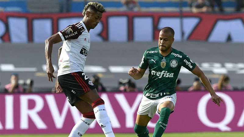 Mayke do Palmeiras em disputa com Bruno Henrique do Flamengo, durante partida final da Libertadores 2021, no Estádio Centenário, em Montevideo.