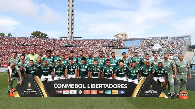 Elenco do Palmeiras na foto oficial antes do jogo contra o Flamengo, durante partida final da Libertadores 2021, no Estádio Centenário, em Montevideo.