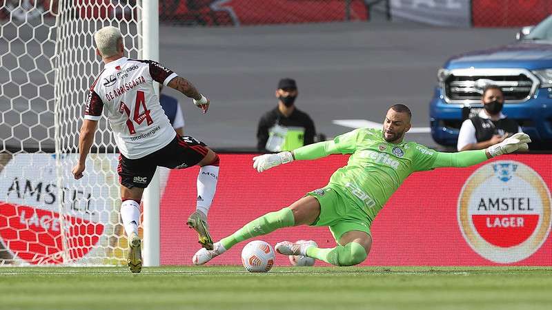 Weverton defende chute de De Arrascaeta, em jogo do Palmeiras contra o Flamengo, durante partida final da Libertadores 2021, no Estádio Centenário, em Montevideo.