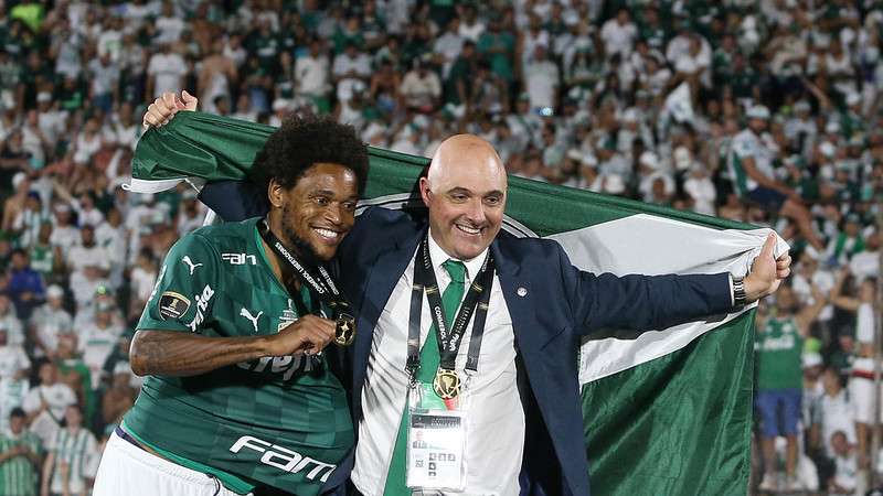Luiz Adriano e Mauricio Galiotte comemoram o título, após o jogo do Palmeiras contra o Flamengo, durante partida final da Libertadores 2021, nos vestiários do Estádio Centenário, em Montevideo.