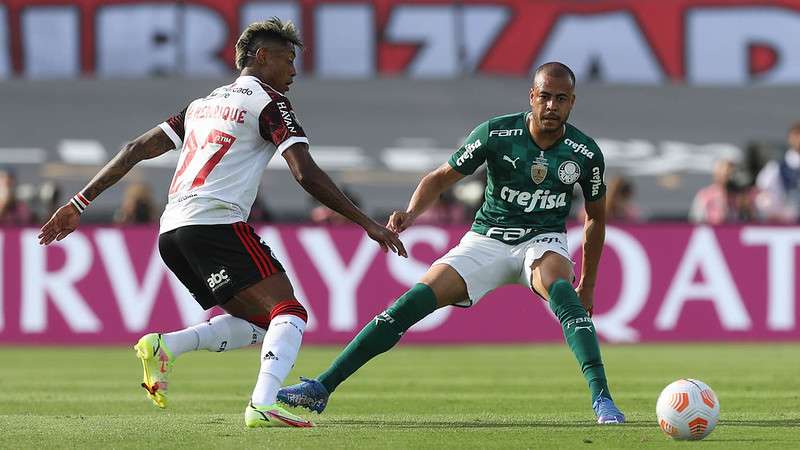 Mayke do Palmeiras em disputa com Bruno Henrique do Flamengo, durante partida final da Libertadores 2021, no Estádio Centenário, em Montevideo.