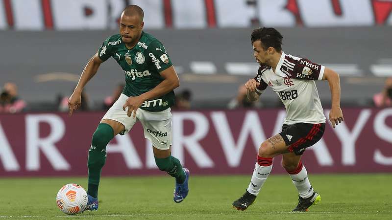 Mayke do Palmeiras em disputa com Michael do Flamengo, durante partida final da Libertadores 2021, no Estádio Centenário, em Montevideo.
