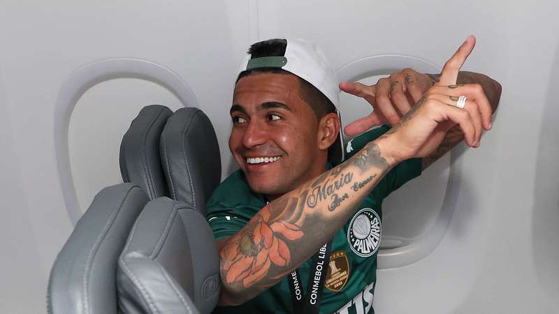 Dudu no vôo de volta em meio as comemorações do Palmeiras pela conquista da Copa Libertadores 2021.