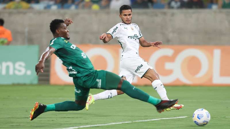 Gabriel Silva do Palmeiras, chuta para marcar seu gol contra o Cuiabá, durante partida válida pela trigésima sexta rodada do Brasileirão 2021, na Arena Pantanal.