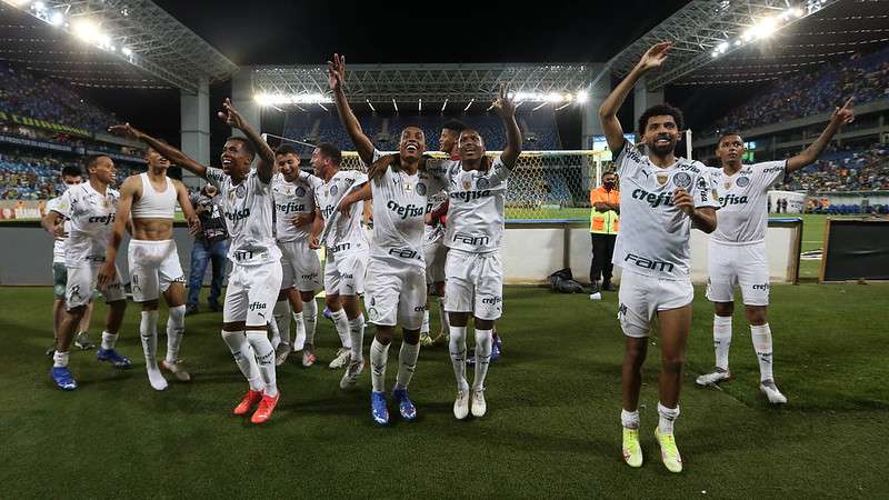 Os jogadores do Palmeiras comemoram com a torcida a vitória contra o Cuiabá, durante partida válida pela trigésima sexta rodada do Brasileirão 2021, na Arena Pantanal.