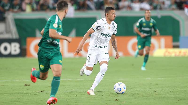 Giovani do Palmeiras em disputa com Uendel do Cuiabá, durante partida válida pela trigésima sexta rodada do Brasileirão 2021, na Arena Pantanal.