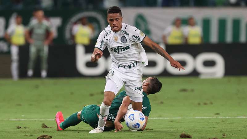 Giovani do Palmeiras em disputa com Uendel do Cuiabá, durante partida válida pela trigésima sexta rodada do Brasileirão 2021, na Arena Pantanal.