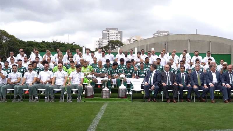 Elenco do Palmeiras vai à Academia de Futebol para sessão de fotos com taças da Libertadores.
