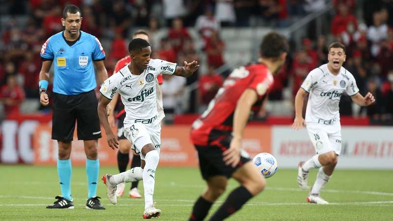 Vitor Hugo (Vitinho) fez sua estréia pelo profissional do Palmeiras durante partida contra o Athletico-PR, válida pela trigésima sétima rodada do Brasileirão 2021, na Arena da Baixada, em Curitiba-PR.