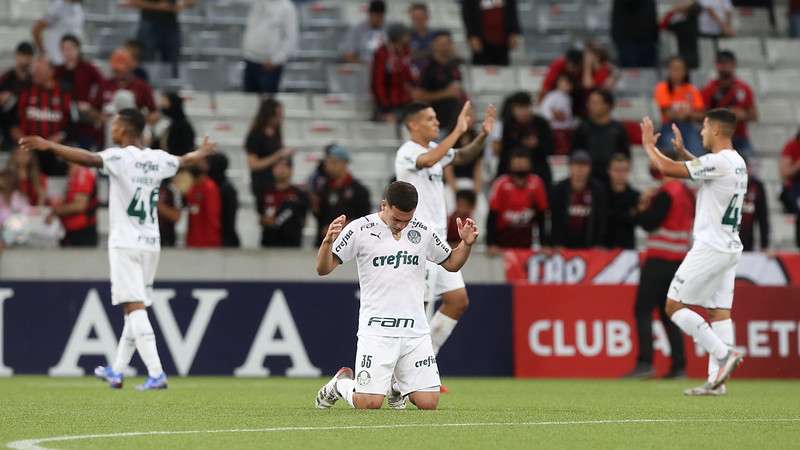 Atletas do Palmeiras comemoram ao final da partida contra o Athletico-PR, válida pela trigésima sétima rodada do Brasileirão 2021, na Arena da Baixada, em Curitiba-PR.