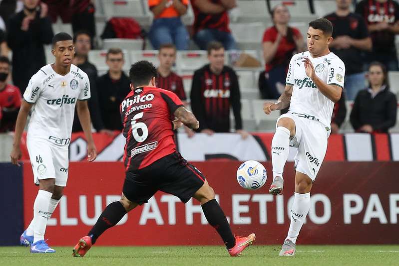 Pedro Bicalho em disputa durante partida do Palmeiras contra o Athletico-PR, válida pela trigésima sétima rodada do Brasileirão 2021, na Arena da Baixada, em Curitiba-PR.