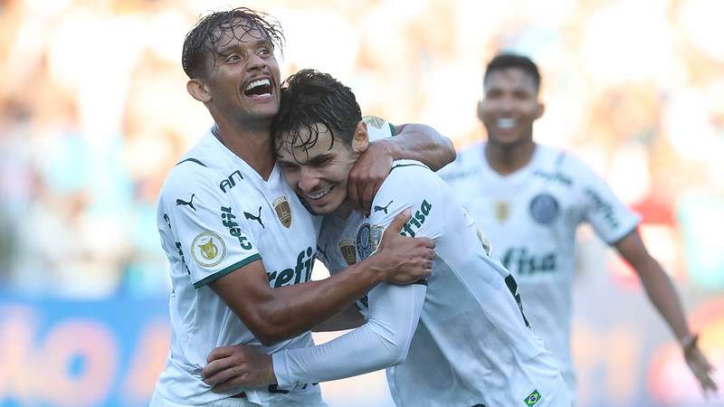 A dupla Veiga e Scarpa protagonizou vários lances decisivos na temporada 2021. Na foto, Gustavo Scarpa comemora gol de Raphael Veiga contra o Santos, durante partida válida pela trigésima rodada do Brasileirão 2021, no estádio da Vila Belmiro.