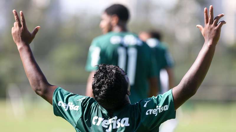 Endrick comemora seu gol na segunda partida entre Palmeiras e Ferroviária, válida pela semi-final do Campeonato Paulista Sub-17, na Academia de Futebol 2, em Guarulhos-SP.