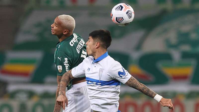 Deyverson em disputa com Valber Huerta no confronto do Palmeiras com a Universidad Católica, durante segunda partida válida pelas oitavas de final da Libertadores 2021, no Allianz Parque.