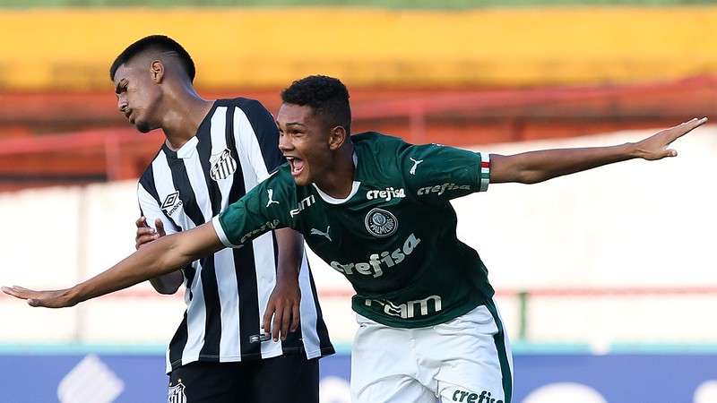 Daniel Alves comemora seu gol pelo Palmeiras na vitória sobre o Santos, em partida válida pelo Campeonato Brasileiro 2019, disputado pela categoria Sub-17.