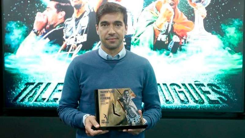 Em Portugal, Abel Ferreira é premiado pela Liga Portuguesa de Futebol.