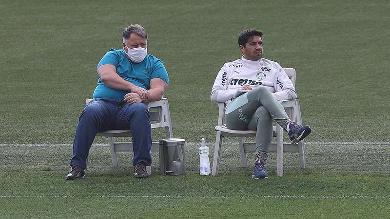 O diretor de futebol Anderson Barros e o técnico Abel Ferreira do Palmeiras, durante treinamento, na Academia de Futebol.