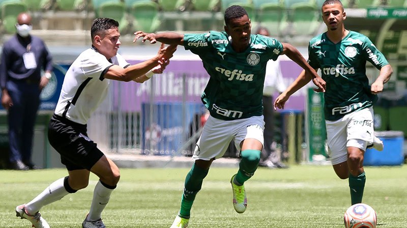 O atacante Allan terminou a temporada com 24 gols marcados, pelo Sub-17 do Palmeiras.