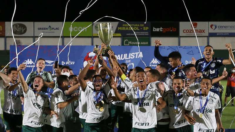 Atletas do Palmeiras Sub-20 comemoram a conquista do título após a segunda partida contra o Mirassol, válida pela final do Campeonato Paulista da categoria, no estádio José Maria de Campos Maia, em Mirassol-SP.