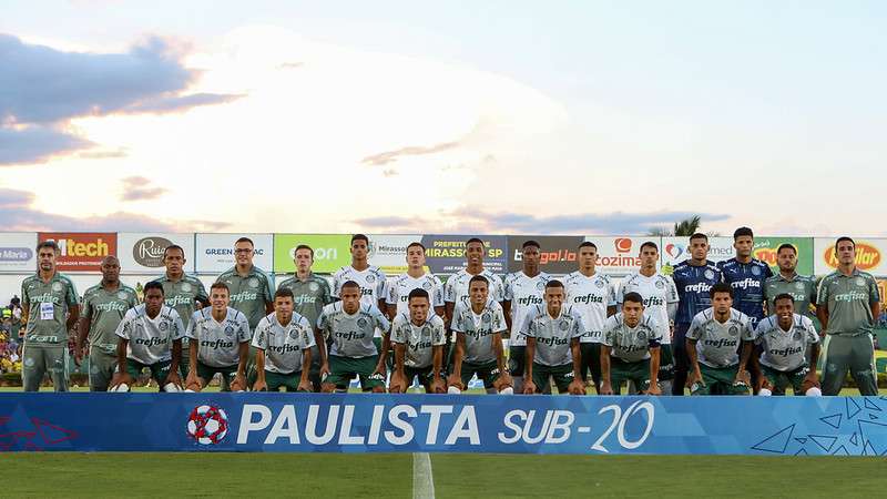 Palmeiras Sub-20 na foto oficial antes da segunda partida contra o Mirassol, válida pela final do Campeonato Paulista da categoria, no estádio José Maria de Campos Maia, em Mirassol-SP.