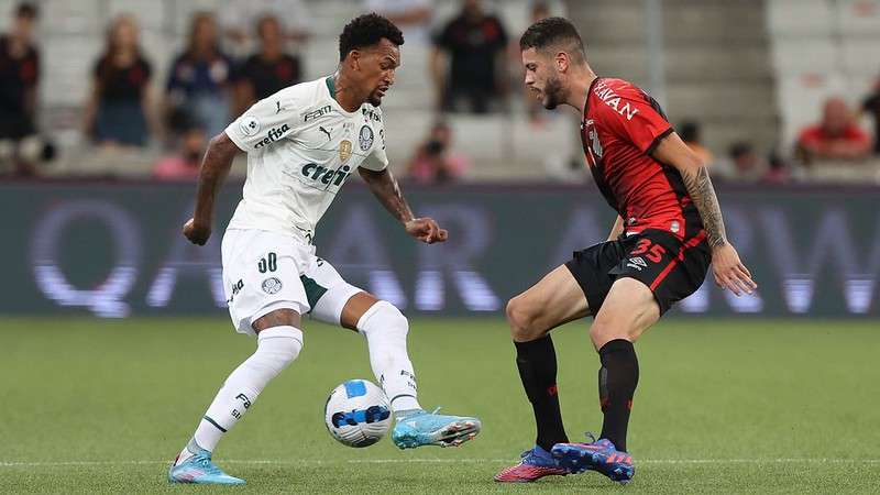 Jailson do Palmeiras em disputa com Romulo do Athletico-PR, durante primeira partida válida pelas finais da Recopa Sul-Americana, na Arena da Baixada.