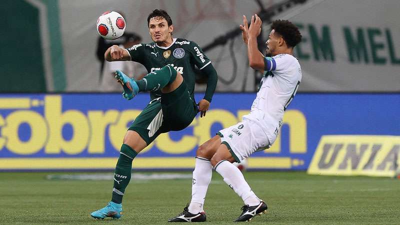 Raphael Veiga do Palmeiras em disputa com Bruno Silva do Guarani, durante partida válida pela décima rodada do Paulistão 2022, no Allianz Parque.