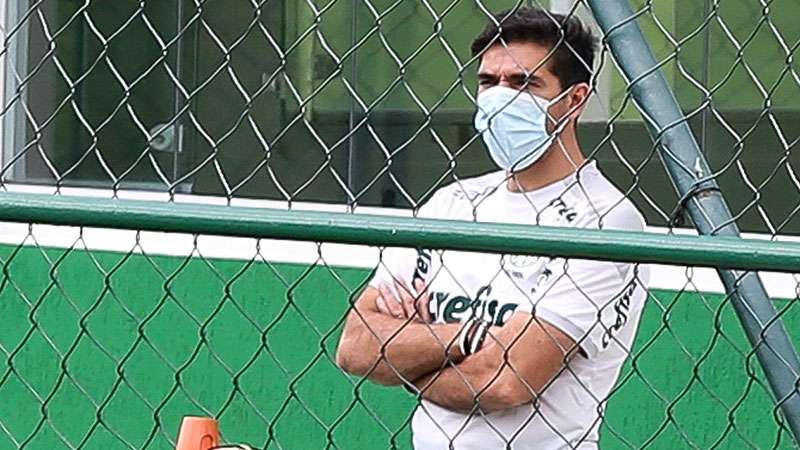 Abel Ferreira observa atletas da base do Palmeiras, durante treinamento na Academia de Futebol, em São Paulo-SP.