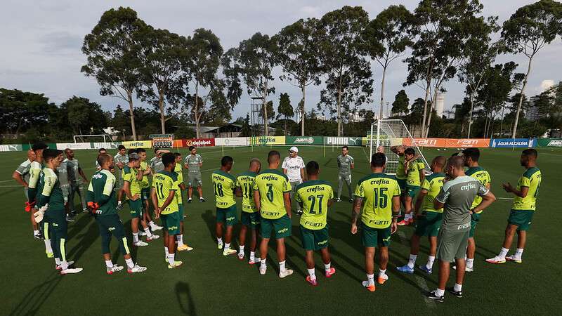 Abel Ferreira em conversa com o elenco do Palmeiras antes da realização de atividades técnicas, durante treinamento na Academia de Futebol.