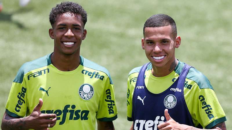 Os atletas da base do Palmeiras, Kevin e Garcia, durante treinamento para a Copa São Paulo Jr, na Academia de Futebol, em São Paulo-SP.