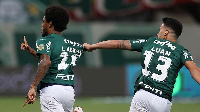 Luiz Adriano comemora seu gol pelo Palmeiras contra o Sport, durante partida válida pela vigésima oitava rodada do Brasileirão 2021, no Allianz Parque.