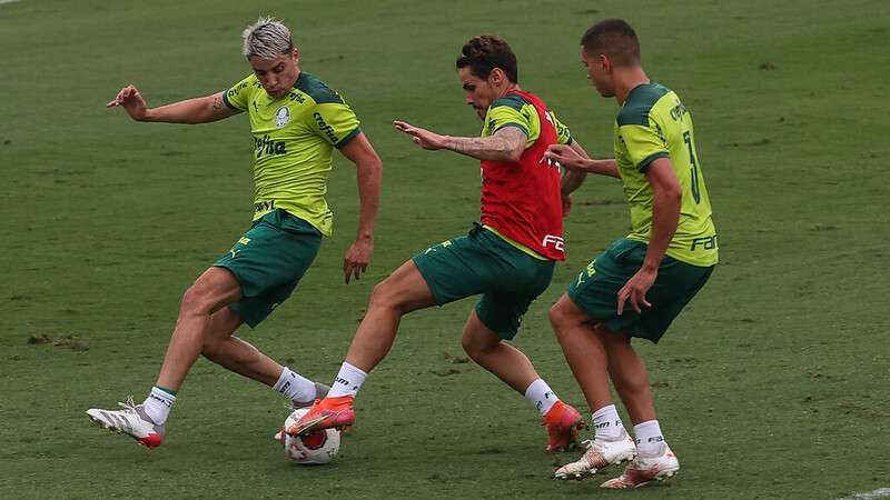 Joaquín Piquerez, Raphael Veiga e Renan durante treinamento do Palmeiras, na Academia de Futebol.