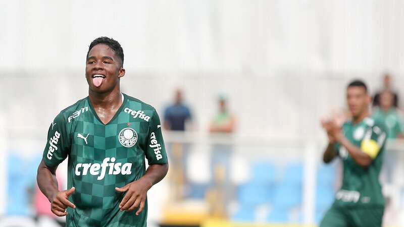 Endrick comemora seu segundo gol na vitória do Palmeiras por 6x1 sobre o ASSU-RN, em partida válida pela primeira rodada da Copa São Paulo de Futebol Júnior, no estádio Distrital do Inamar, em Diadema-SP.