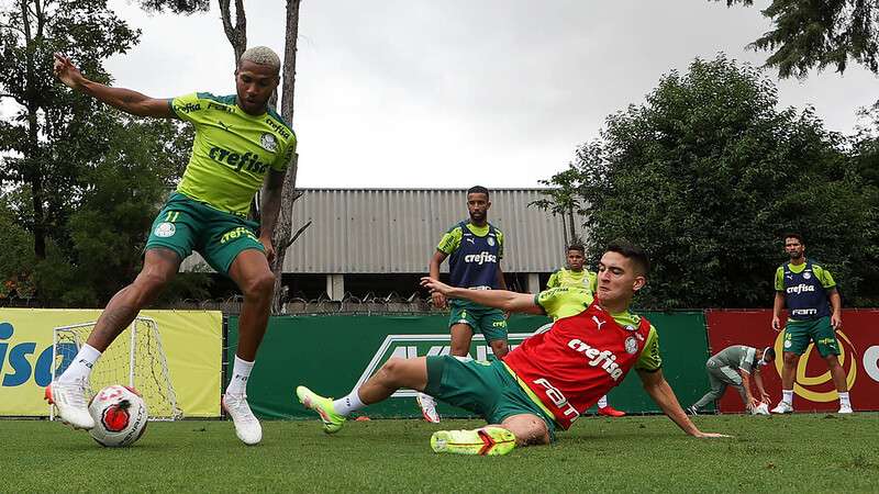 Wesley e Eduard Atuesta em disputa durante treinamento do Palmeiras, na Academia de Futebol.